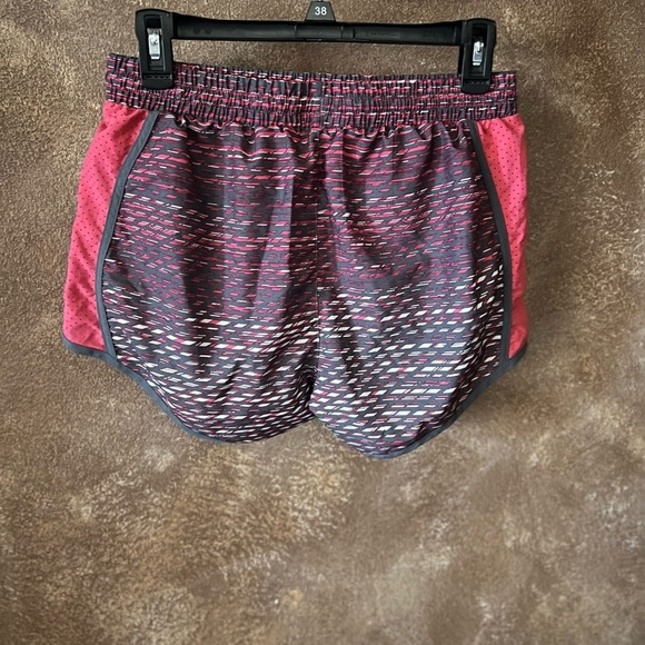 🔥3 for $25🔥 EUC HOT GRAY AND WHITE UNDER ARMOUR WITH POCKETS SZ S - Picture 4 of 4